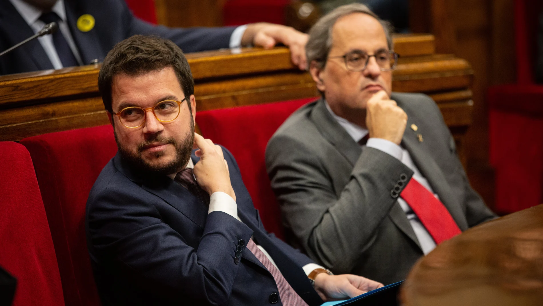 El vicepresident de la Generalitat, Pere Aragonès y el president de la Gneralitat, Quim Torra, durante el pleno de esta tarde.