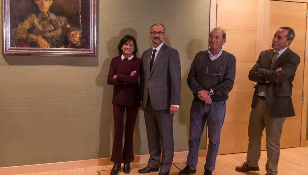 La familia de Miguel Delibes, junto con el presidente de la Cortes de Castilla y León, Luis Fuentes, descubren una placa para dar el nombre del ilustre escritor a una de las salas del Parlamento autonómico.