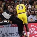 LeBron James atropella a un árbitro en el partido ante los Spurs