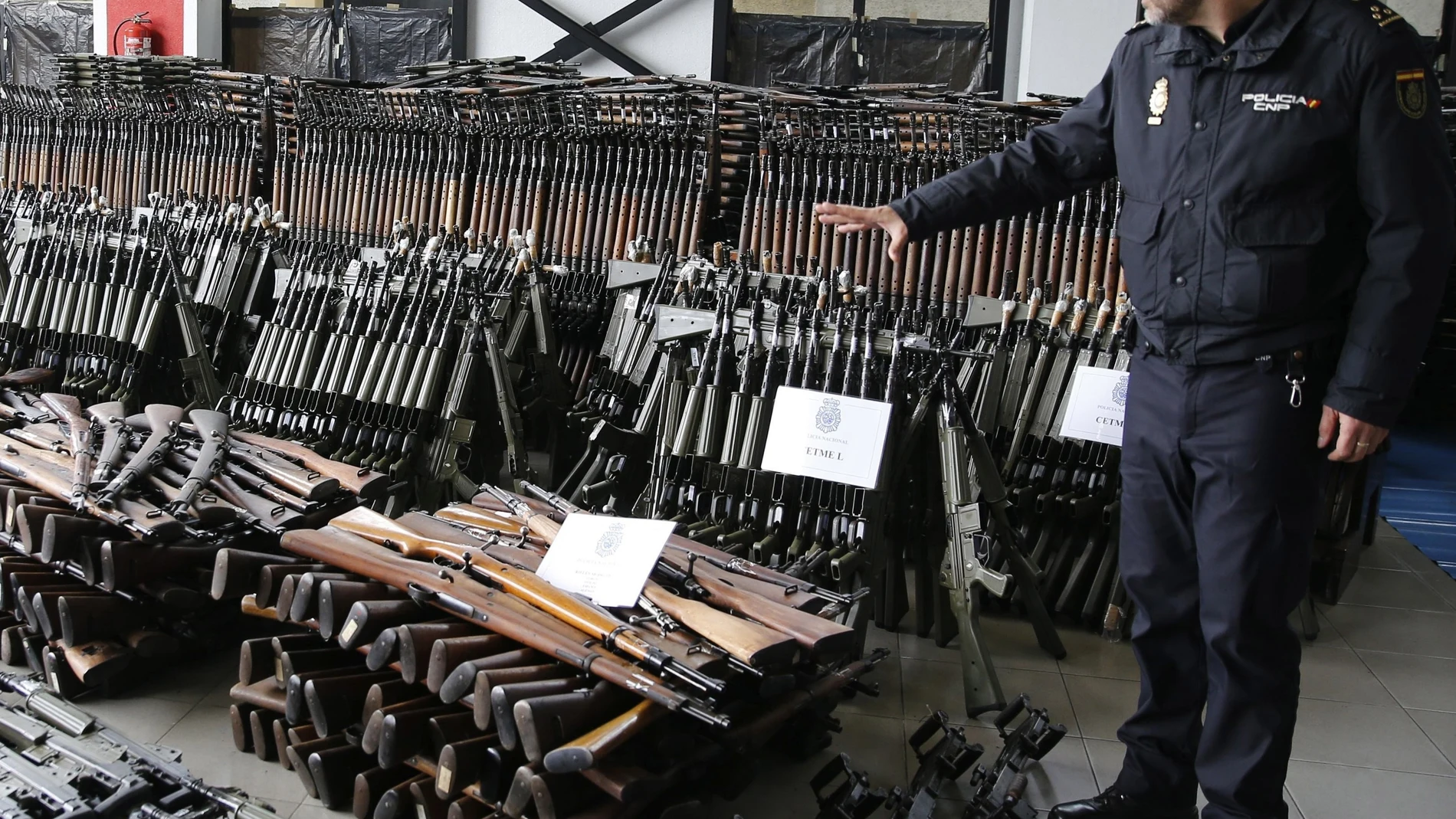 Vista del arsenal de armas expuesto en Bilbao , requisado por la Policía Nacional en el mes de enero de 2017.