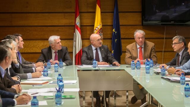 El consejero de Agricultura, Ganadería y Desarrollo Rural, Jesús Julio Carnero, durante una de las reuniones que mantuvo con Agroseguro, Enesa y las organizaciones profesionales agrarias al crearse el Grupo de Trabajo