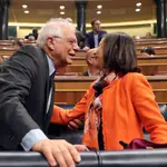 El ministro de Asuntos Exteriores, Josep Borrell, saluda a la ministra de Defensa, Margarita Robles durante un pleno en el Congreso de los Diputados el año pasado. EFE/Ballesteros