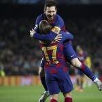 Griezmann se abraza a Messi en un momento del partido.