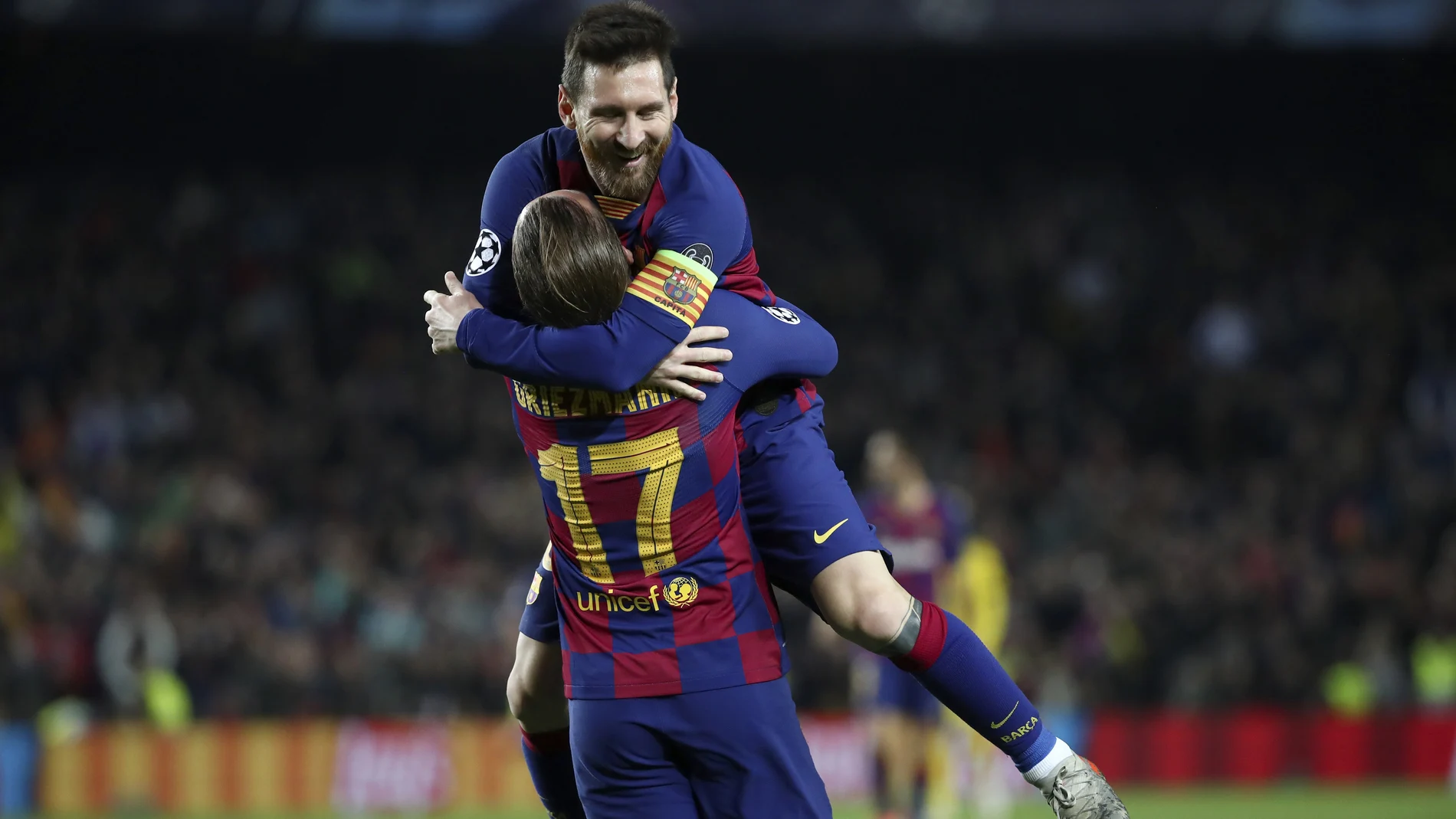 Griezmann se abraza a Messi en un momento del partido.