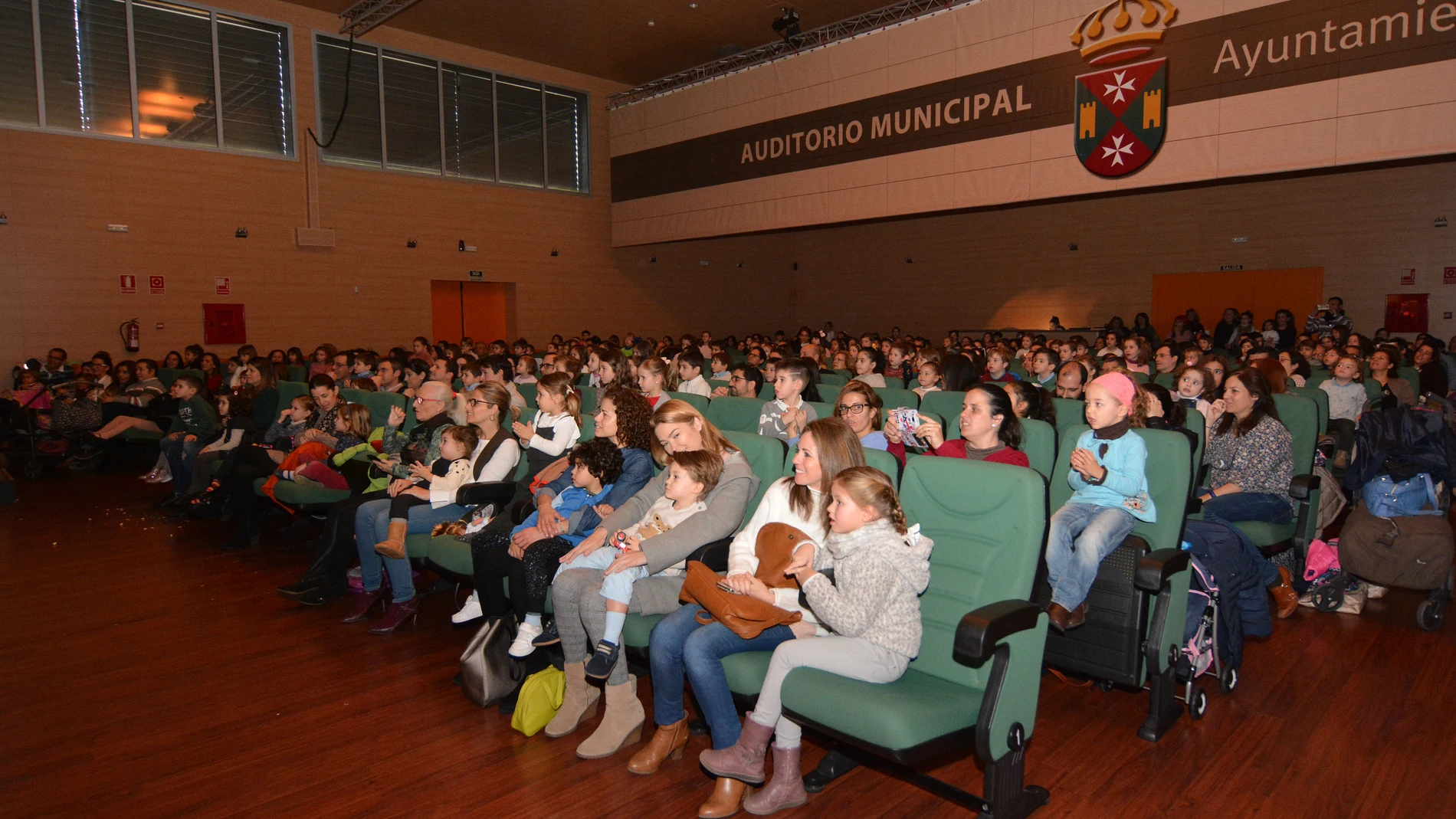 Público infantil en el interior del Auditorio Municipal de Tomares