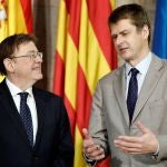 El president de la Generalitat, Ximo Puig (d) con el embajador del Reino Unido en España, Hugh Elliott