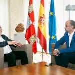 El presidente de las Cortes de Castilla y León, Luis Fuentes, se reúne con el alcalde de Villalar de los Comuneros, Luis Alonso.