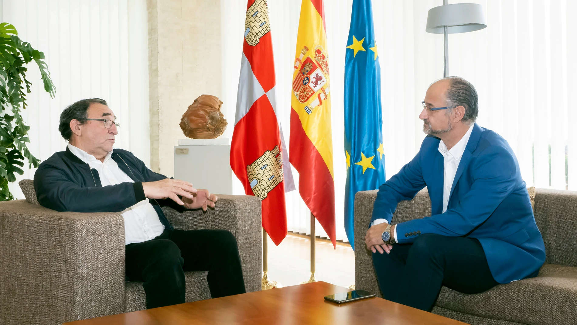 El presidente de las Cortes de Castilla y León, Luis Fuentes, se reúne con el alcalde de Villalar de los Comuneros, Luis Alonso.