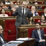 GRAFCAT8471. BARCELONA, 27/11/2019.- El portavoz de Ciudadanos, Carlos Carrizosa (d), interpela al presidente de la Generalitat, Quim Torra (i), durante la sesión de control al gobierno catalán en el pleno del Parlament, en plena expectación por las conversaciones que prevén desarrollar el PSOE y ERC para explorar un posible acuerdo de cara a la investidura de Pedro Sánchez. EFE/Andreu Dalmau