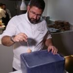 El chef Dani García prepara uno de sus platos más icónicos, el 'tomate nitro', en una imagen tomada en 2019