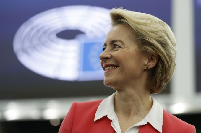 La presidenta de la Comisión Europea Ursula von der Leyen sonríe a su llegada al Parlamento Europeo. AP Photo/Jean-Francois Badias