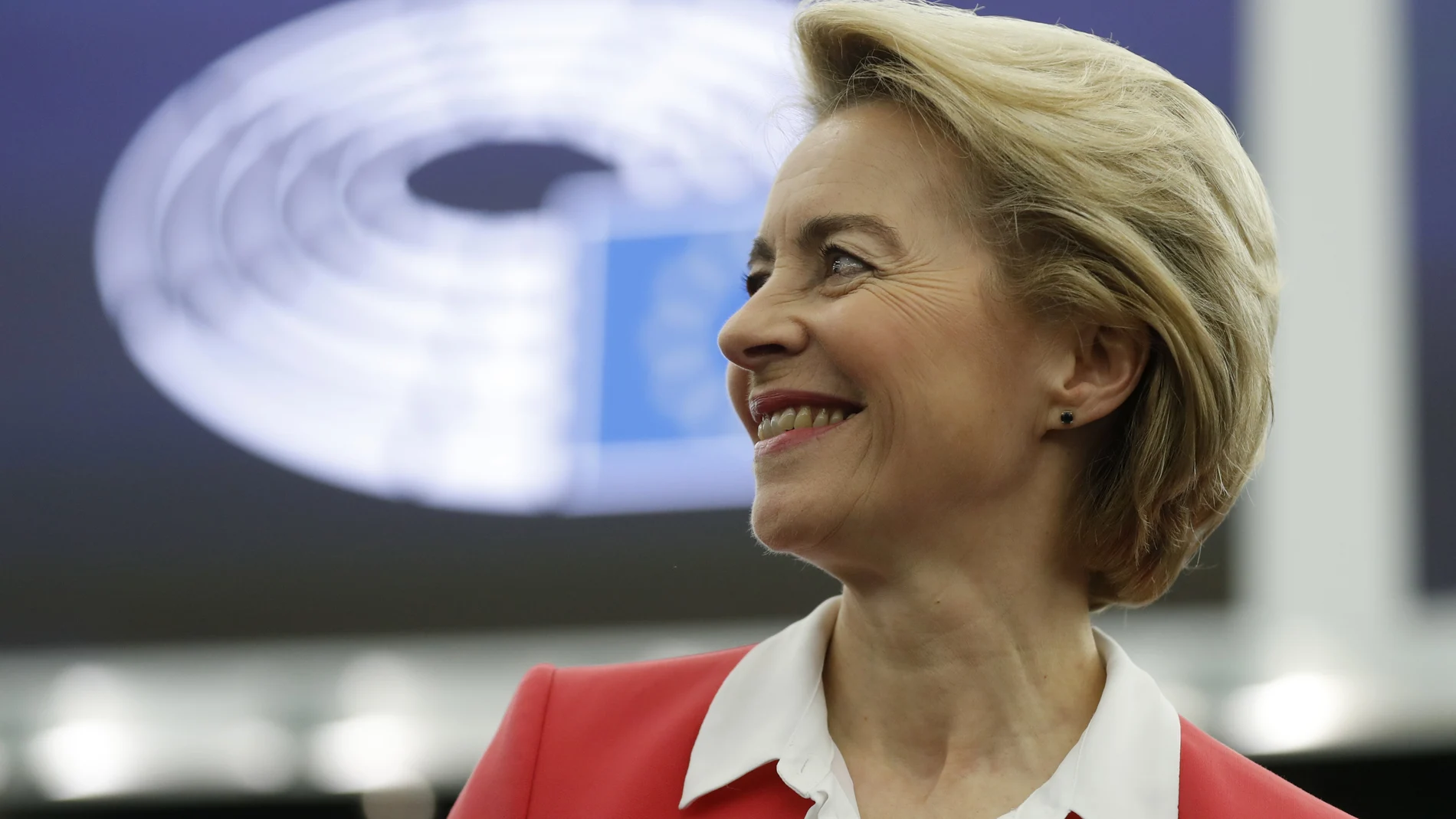La presidenta de la Comisión Europea Ursula von der Leyen sonríe a su llegada al Parlamento Europeo. AP Photo/Jean-Francois Badias