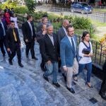 El embajador de España en Venezuela, Jesús Silva (d); acompaña a Javier Maroto, portavoz del PP en el Senado; José Ignacio Echániz, portavoz adjunto del PP en el Congreso; Valentina Martinez, secretaria de Relaciones Internacionales del PP y Belén Hoyo, presidenta del Comité Electoral Nacional del PP, luego de su participación en la sesión del día de la Asamblea Nacional, en el hemiciclo de sesiones del organismo, posterior al evento "Encuentro parlamentario mundial por la democracia", hoy martes en Caracas (Venezuela). La intervención por sorpresa en la Asamblea Nacional (AN) venezolana del senador español Javier Maroto y del diputado José Ignacio Echániz, ambos del Partido Popular (PP, derecha), desató este martes un conato de pelea entre diputados opositores y oficialistas que terminó en insultos entre congresistas. EFE/MIGUEL GUTIÉRREZ