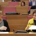 La portavoz del grupo parlamentario popular, Eva Ortiz (i) y la presidenta del PPCV, Isabel Bonig