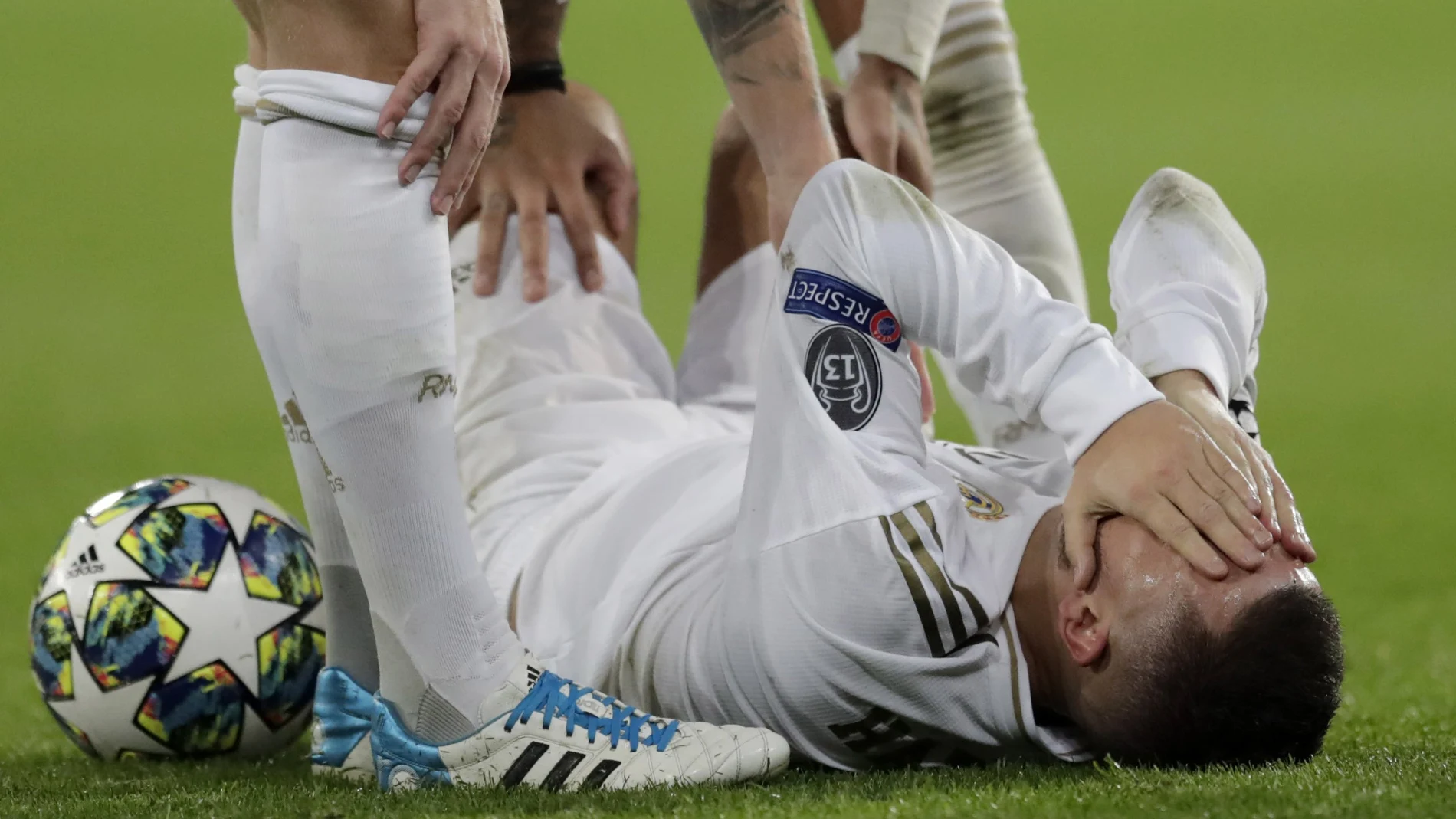 El jugador del Real Madrid Eden Hazard se lamenta, durante el partido ante el Paris Saint Germain. /Foto: AP Photo/Bernat Armangue