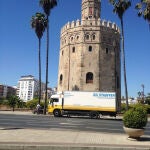 Un camión de la centenaria empresa de mudanzas Gil Stauffer recorre Sevilla para realizar un encargo