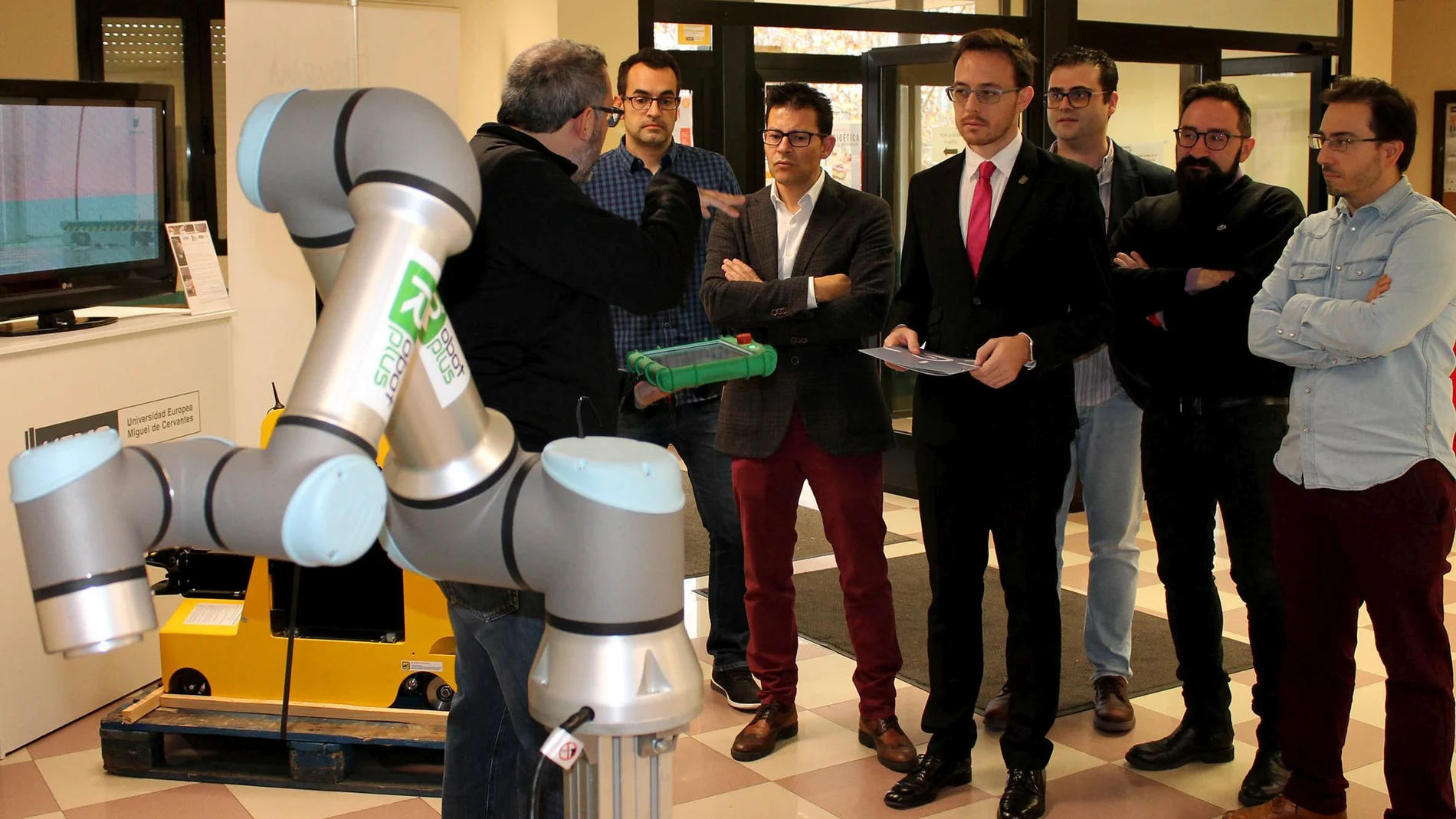 Alejandro Santos Lozano, Vicerrector de Internacionalización, Cultura Científica y Transferencia de la UEMC, junto a los ponentes de la jornada, en una de las zonas de exhibición de robots y AGVs expuestas en la Universidad Europea Miguel de Cervantes.