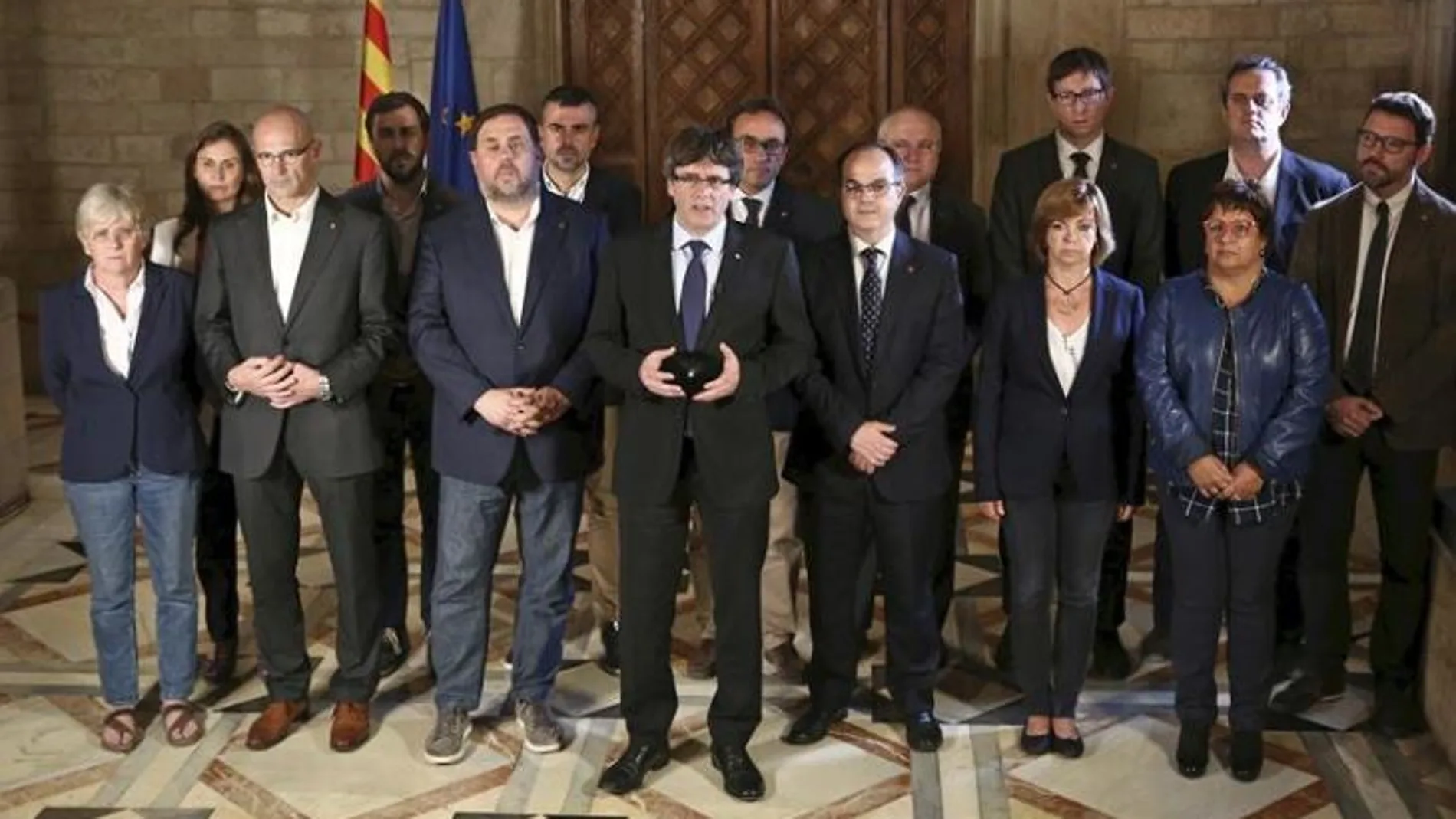 Puigdemont, junto a los miembros del Govern
