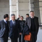 El ex consejero de Empleo José Antonio Viera (c), a su llegada a la Audiencia Provincial de Sevilla para el juicio del "caso ERE"