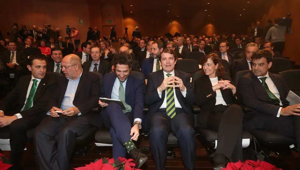 Fernández Mañueco junto a César Pontvianne, Francisco Igea, Conrado Íscar, Rocío Hervella y Manuel Rubio, durante la gala de los XVIII Premios Empresa Familiar de Castilla y León