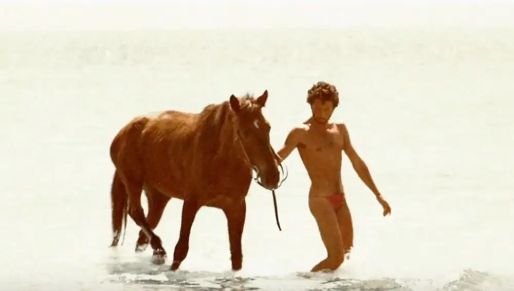 Carlos Martorell con su caballo por las playas de Ibiza durante la década de los 60