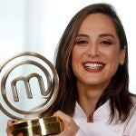 Tamara Falcó posa con el trofeo de "MasterChef Celebrity"
