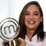 Tamara Falcó posa con el trofeo de &quot;MasterChef Celebrity&quot;