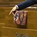 La polémica pancarta exhibida por un diputado de Vox en Les Corts