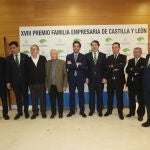 Foto de familia del presidente Fernández Mañueco con los premiados (Maximiliano Pérez, Manuel Bermejo y Eduardo Álvarez); Manuel Rubio, de Unicaja Banco; y César Pontvianne, de Empresa Familiar, entre otros