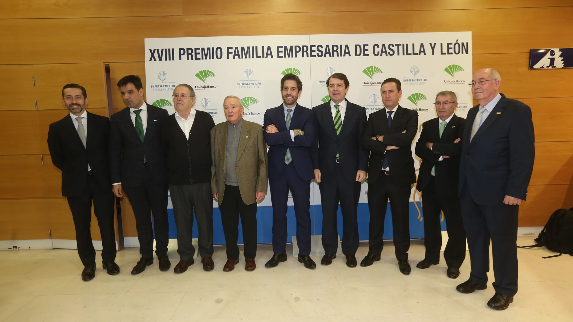 Foto de familia del presidente Fernández Mañueco con los premiados (Maximiliano Pérez, Manuel Bermejo y Eduardo Álvarez); Manuel Rubio, de Unicaja Banco; y César Pontvianne, de Empresa Familiar, entre otros