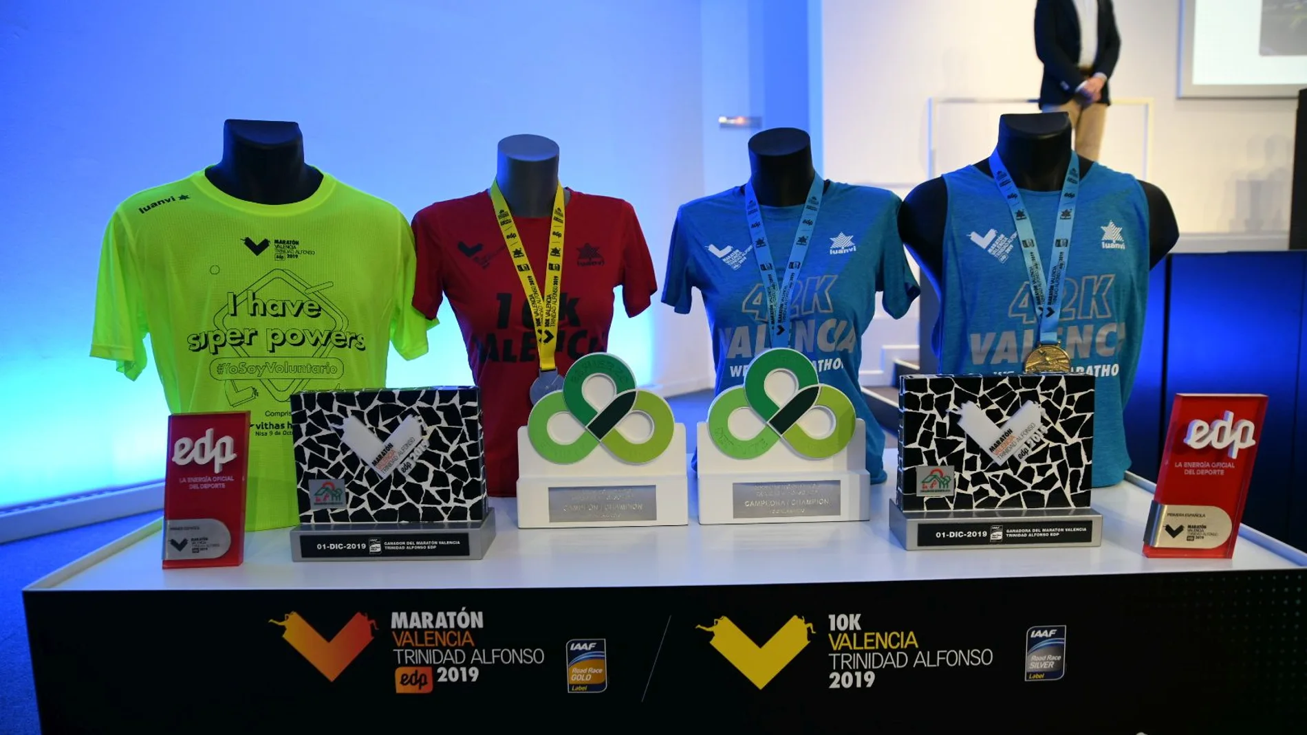 Camisetas y medallas oficiales de la competición de este año