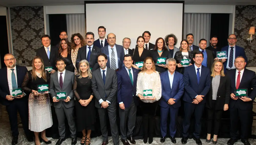 Foto de familia de los premiados junto a los representantes deL Gobierno andaluz y de LA RAZÓN
