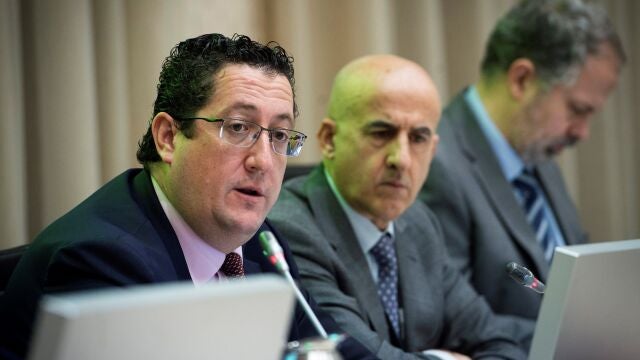 El director general de Economía y Estadística del Banco de España, Óscar Arce, a la izquierda de la imagen