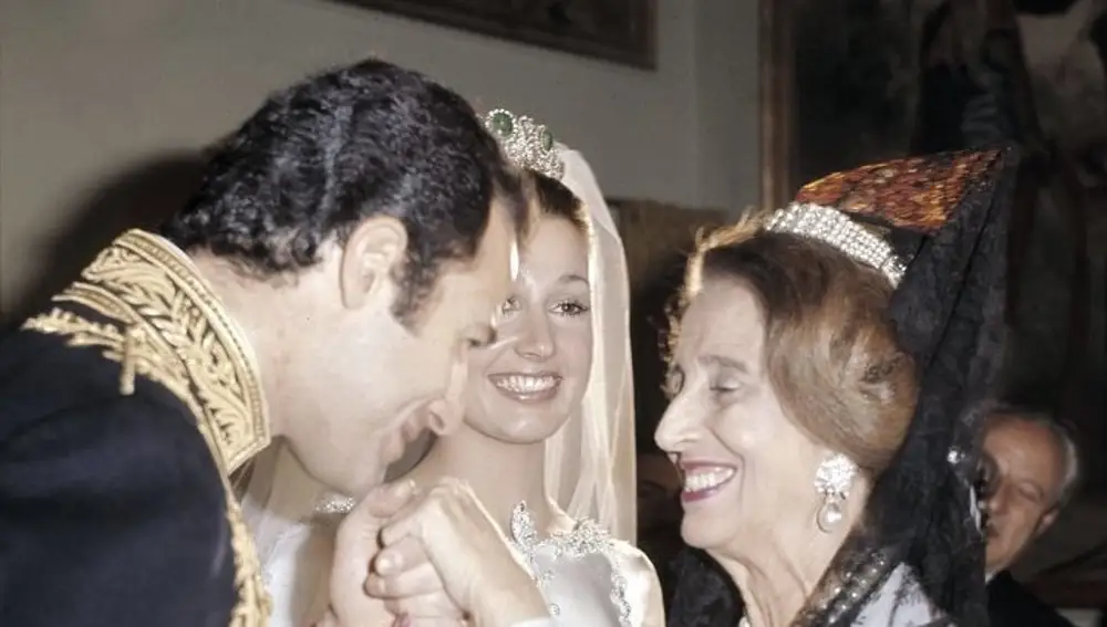 Alfonso de Borbón, el día de su boda, besa a Carmen Franco