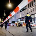 La Policía patrulla junto al lugar del ataque en La Haya