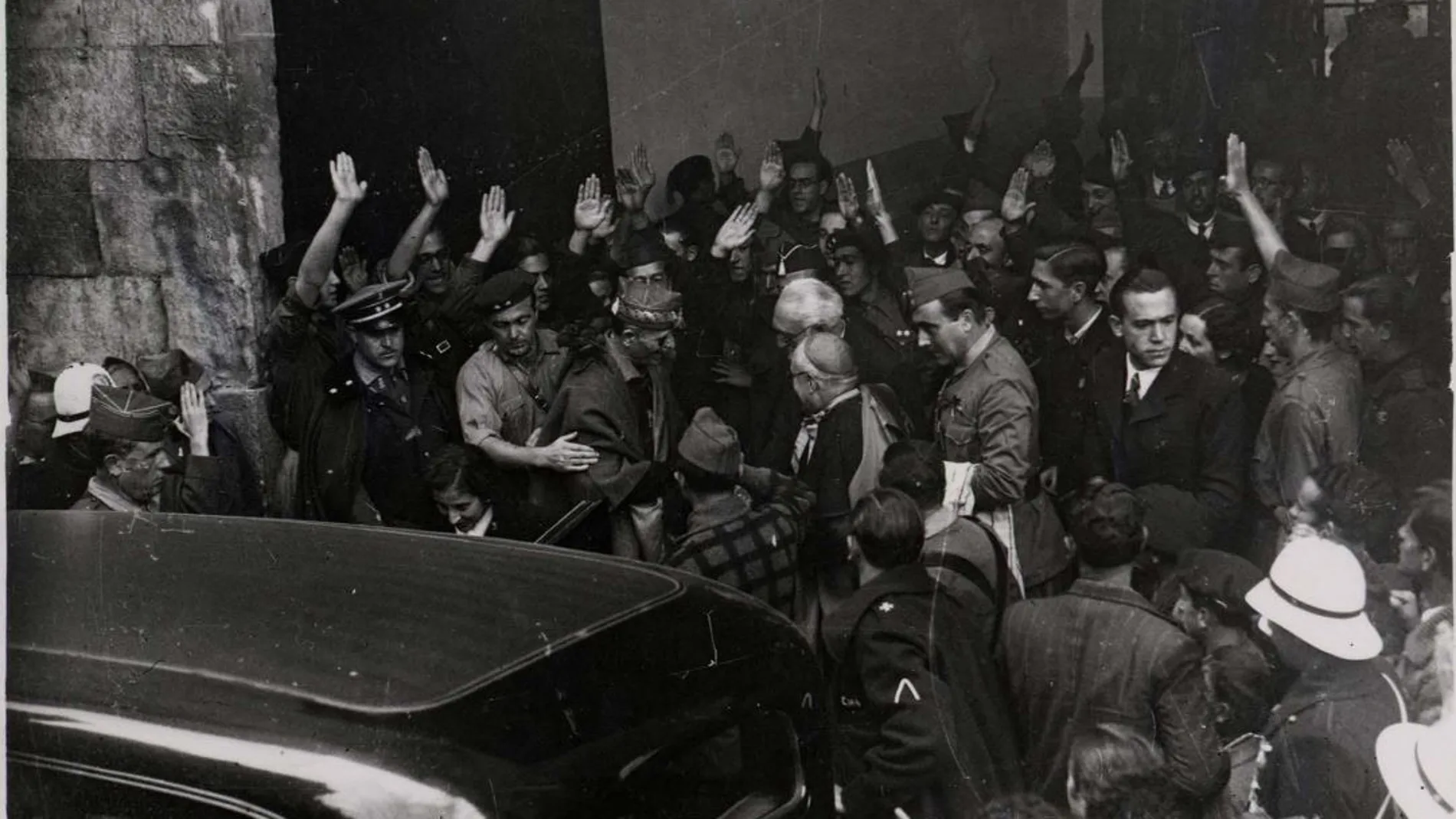 Unamuno y Millán Astray, a la salida del Paraninfo de la Universidad de Salamanca en octubre de 1936