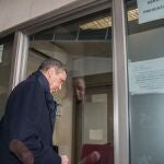 El expresidente Zaplana, en una de sus rutinarios controles ante los Juzgados de Valencia