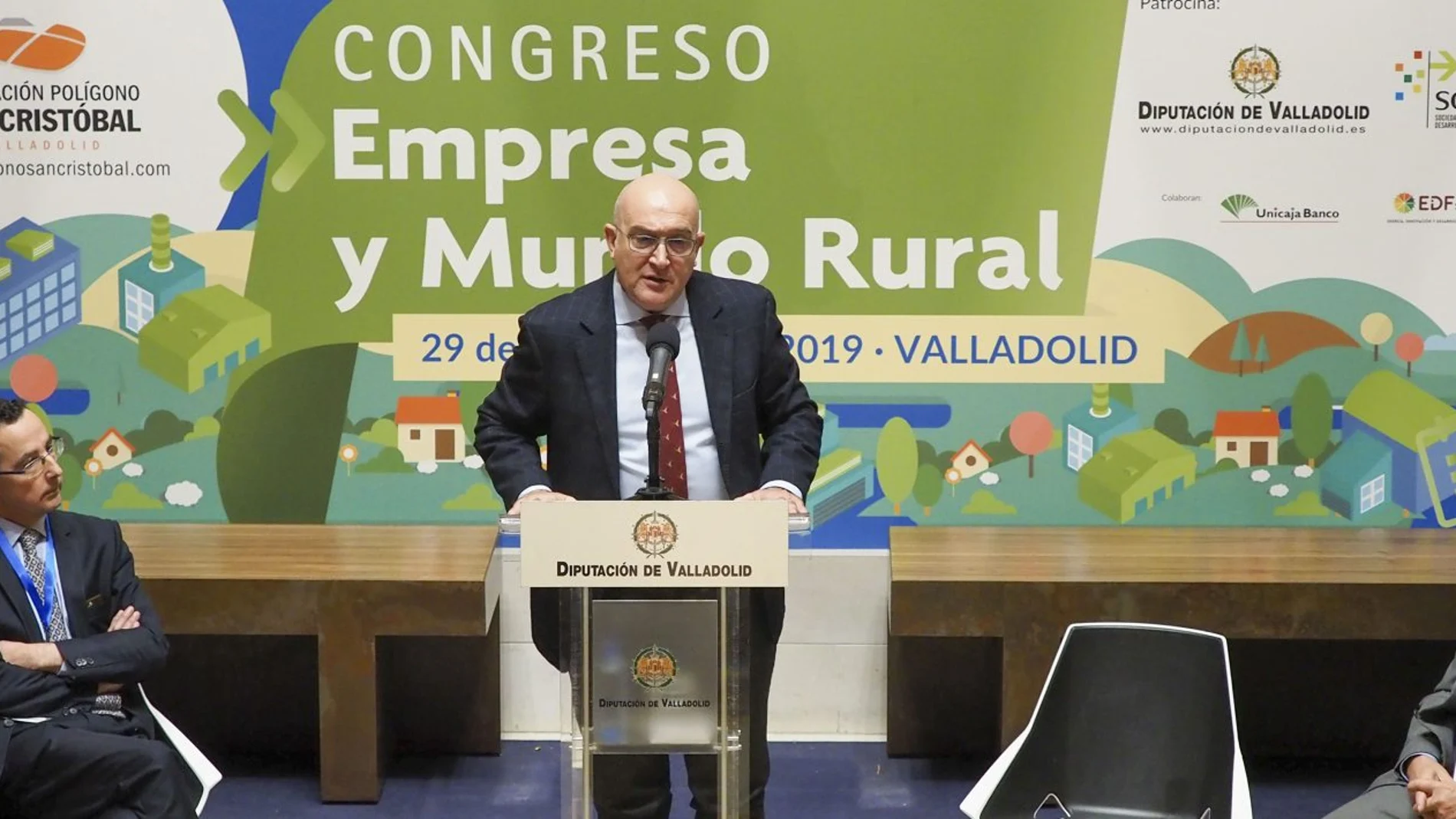 El consejero de Agricultura, Ganadería y Desarrollo Rural, Jesús Julio Carnero, acompañado de Antonio Rodríguez, presidente de la asociación Polígono San Cristobal, inaugura el congreso 'Empresa y Mundo Rural'.