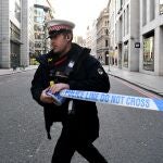 Un agente cierra una calle durante uno de los últimos atentados en Londres, en 2019