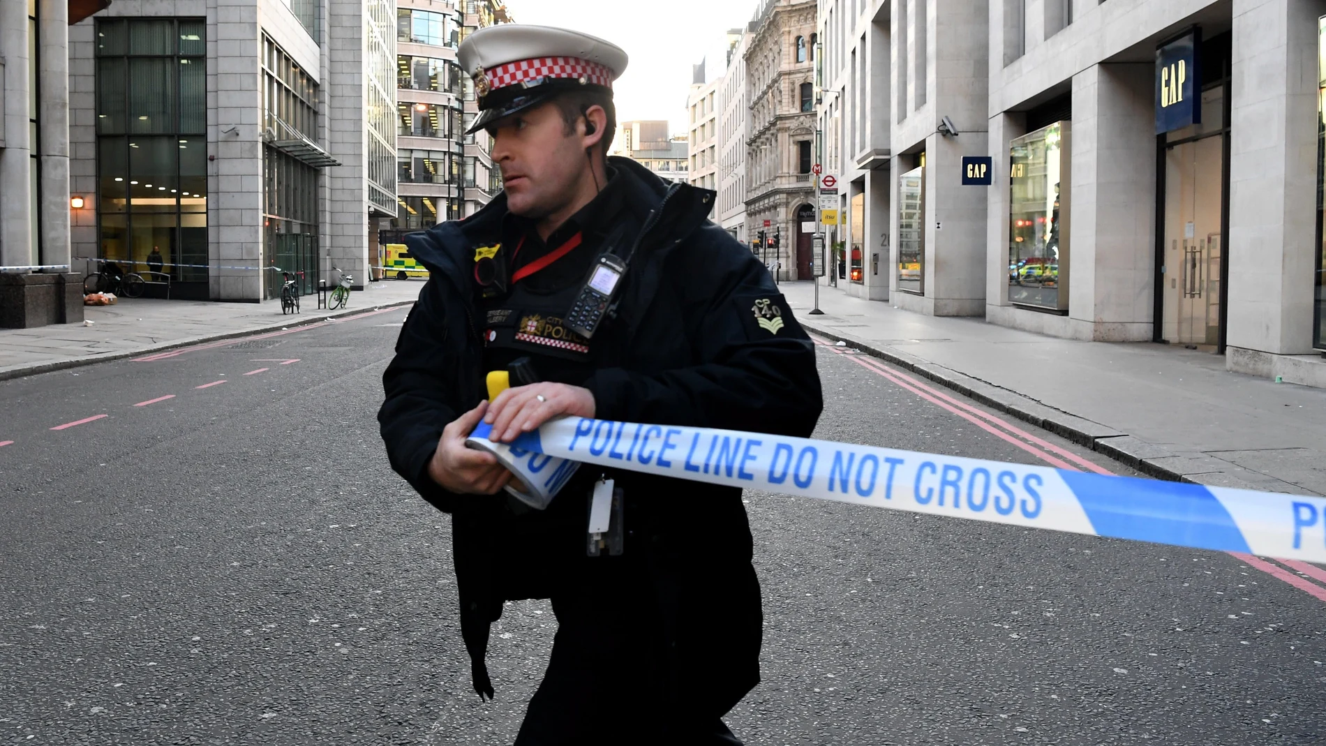 Un agente cierra una calle durante uno de los últimos atentados en Londres, en 2019