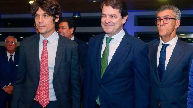El presidente de la Junta, Alfonso Fernv°ndez Mav±ueco, asiste a la Gala de entrega del Premio Empresario del Año 2019 de la Federación Leonesa de Empresarios. Junto a él, Lucas Sigman, director general de Chemo y el presidente de la FELE, Javier Cepedano