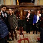 El portavoz de Vox en el Congreso, Iván Espinosa de los Monteros, se saca una foto con dos visitantes de la jornada de puertas abiertas en el Congreso de los Diputados, en Madrid. Foto: Gonzalo Pérez