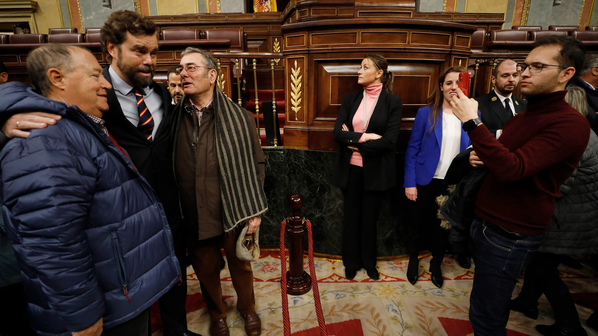 El portavoz de Vox en el Congreso, Iván Espinosa de los Monteros, se saca una foto con dos visitantes de la jornada de puertas abiertas en el Congreso de los Diputados, en Madrid. Foto: Gonzalo Pérez