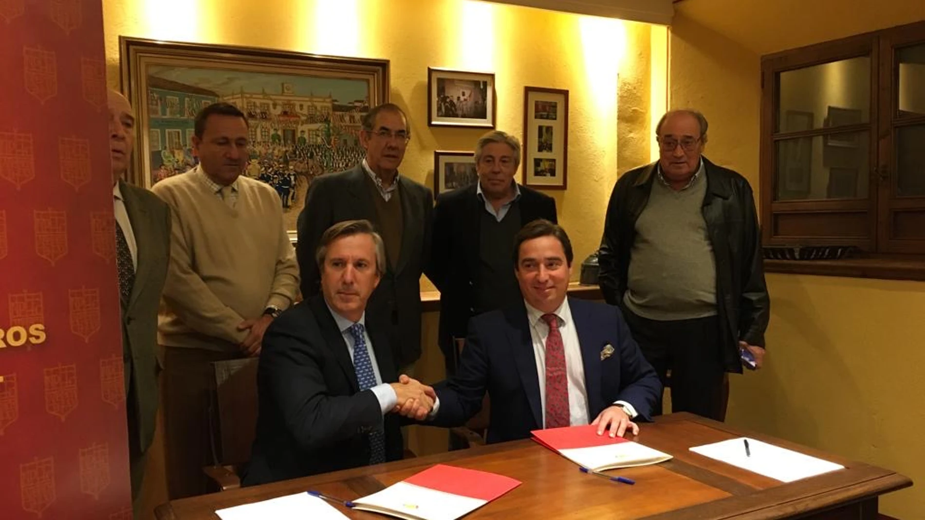 Imagen tras la firma del acuerdo entre Rafael Centeno y José María Garzón