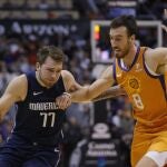 Doncic escapa de la defensa de Kaminsky en el partido ante los Suns