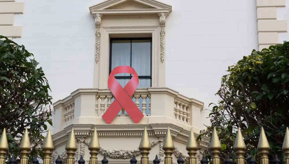 Una lazo rojo cuelga de la fachada principal del Palacio de Gobierno de La Rioja con motivo del Día Mundial de Lucha contra el Sida