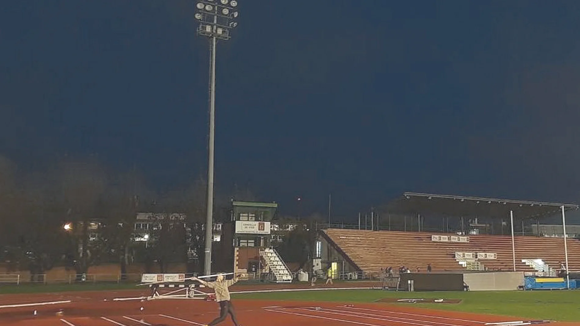 n la pista de atletismo hay cuatro torretas con diez focos cada una. Sólo funcionan 19