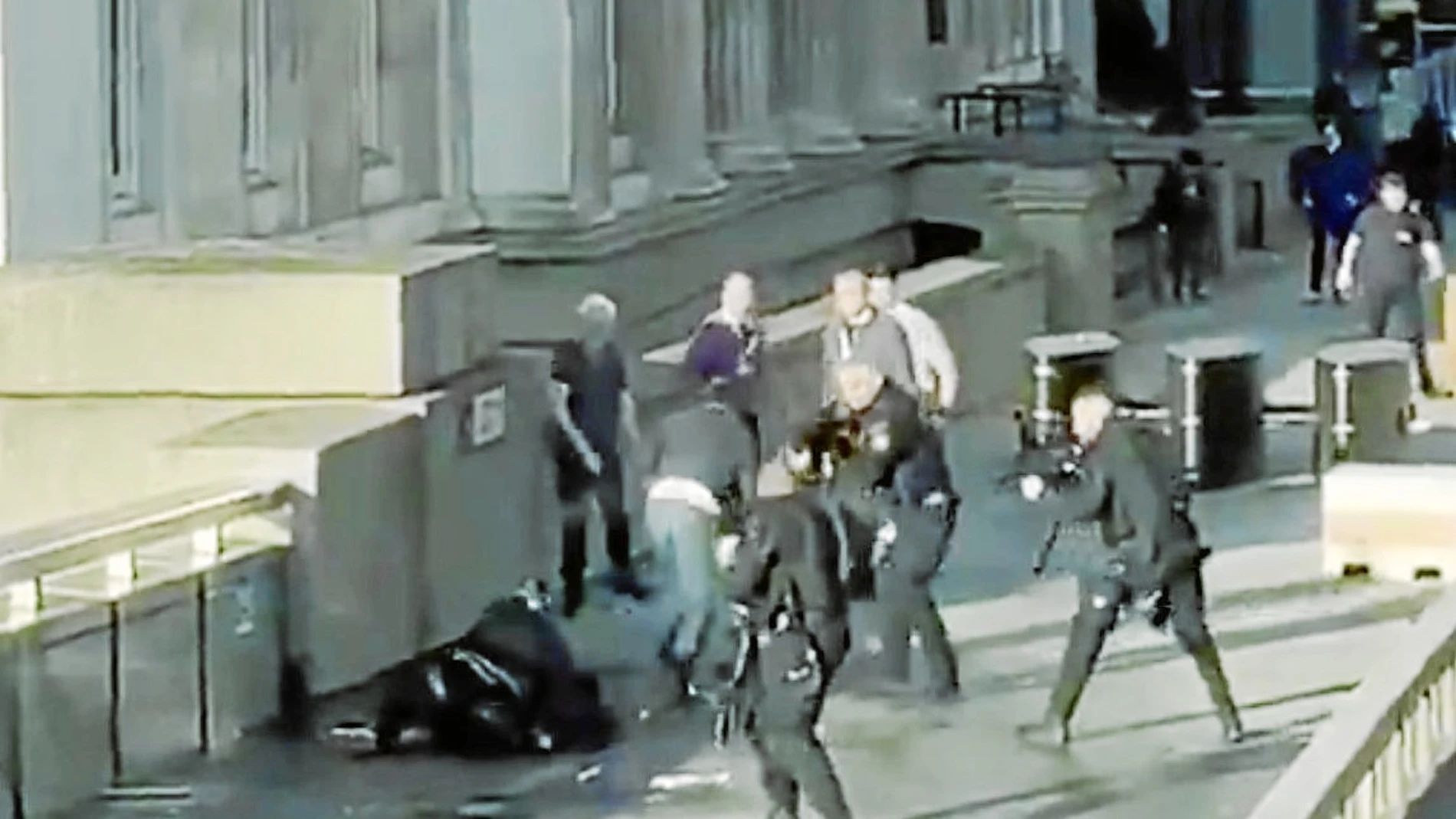 Imagen de vídeo del asaltante en el suelo tras recibir disparos de la Policía en el Puente de Londres