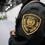 Hombro de un guardia de seguridad con la bandera de la Organización de las Naciones Unidas en uno de los pabellones de la Feria de Madrid, IFEMA, en los preparativos de la Cumbre del Clima que comenzará el próximo día 2 de diciembre, en Madrid (España), a 29 de noviembre de 2019.29 noviembre 2019, Cumbre del Clima, Trabajos, Medioambiente, Cambio Climático, Trabajador, COP2529/11/2019