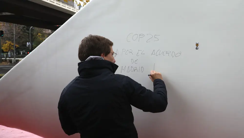 Almeida escribe un mensaje en la pala del aerogenerador. Foto: Rubén Mondelo.